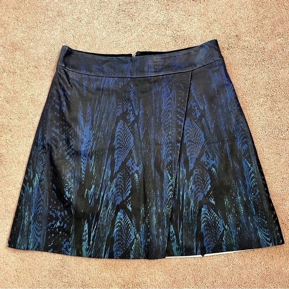 NWT! Elie Tahari Lamb Leather Zinaida Skirt in Ocean Blue. Size 4. - Picture 4 of 16